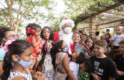 Dr. Pessoa surpreende mães e crianças ao aparecer vestido de Papai Noel em evento
